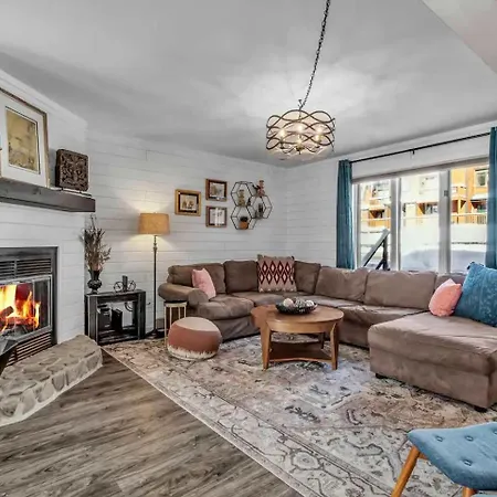 Modern Townhome With Decks Fireplace & Mountain Views